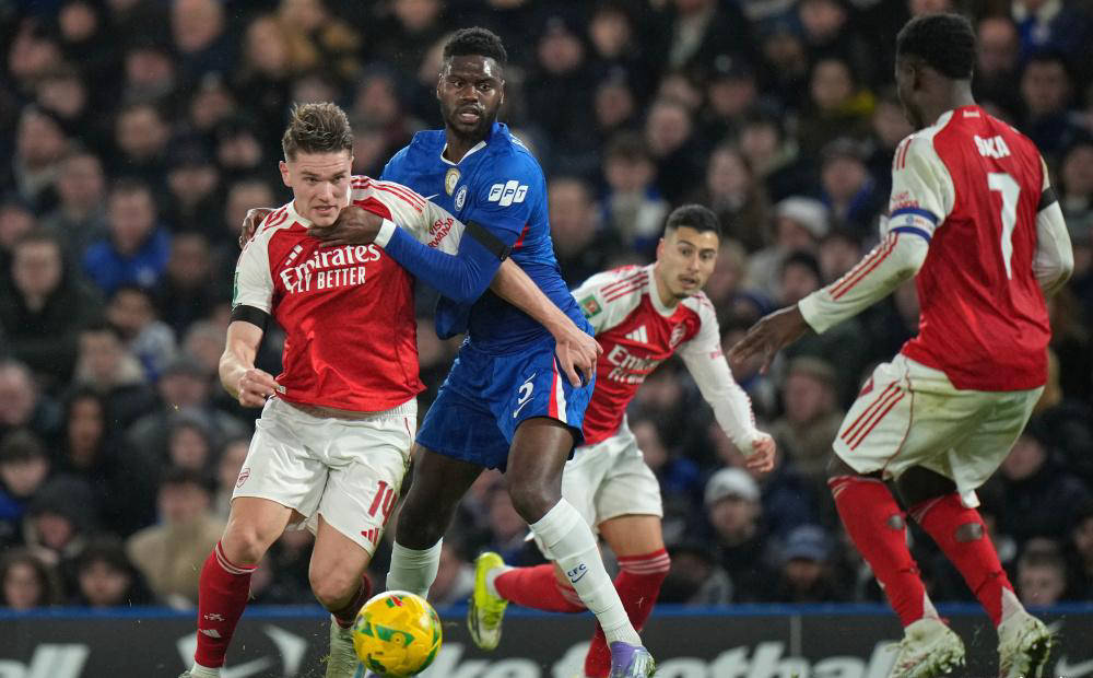 四线争冠困境：首回合客场胜蓝军也难释豪情，阿尔特塔亟需果断取舍